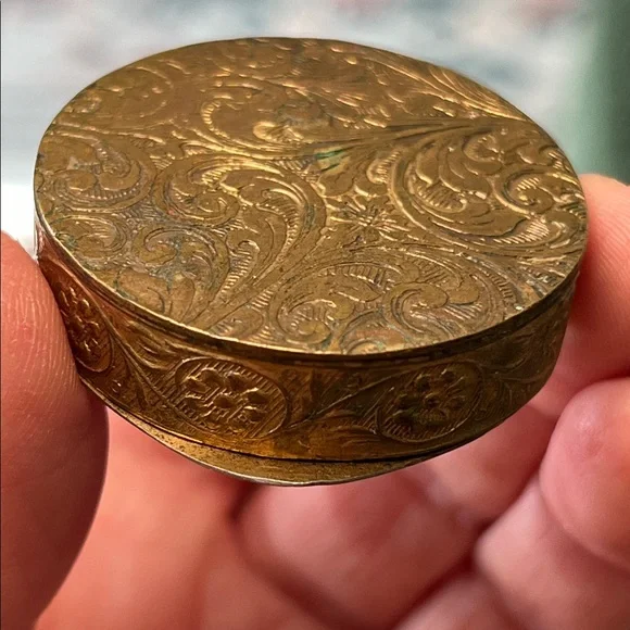 Antique Italian Engraved 800 Silver Hand Painted Enamel Pill Box Courting Couple - Picture 4 of 8